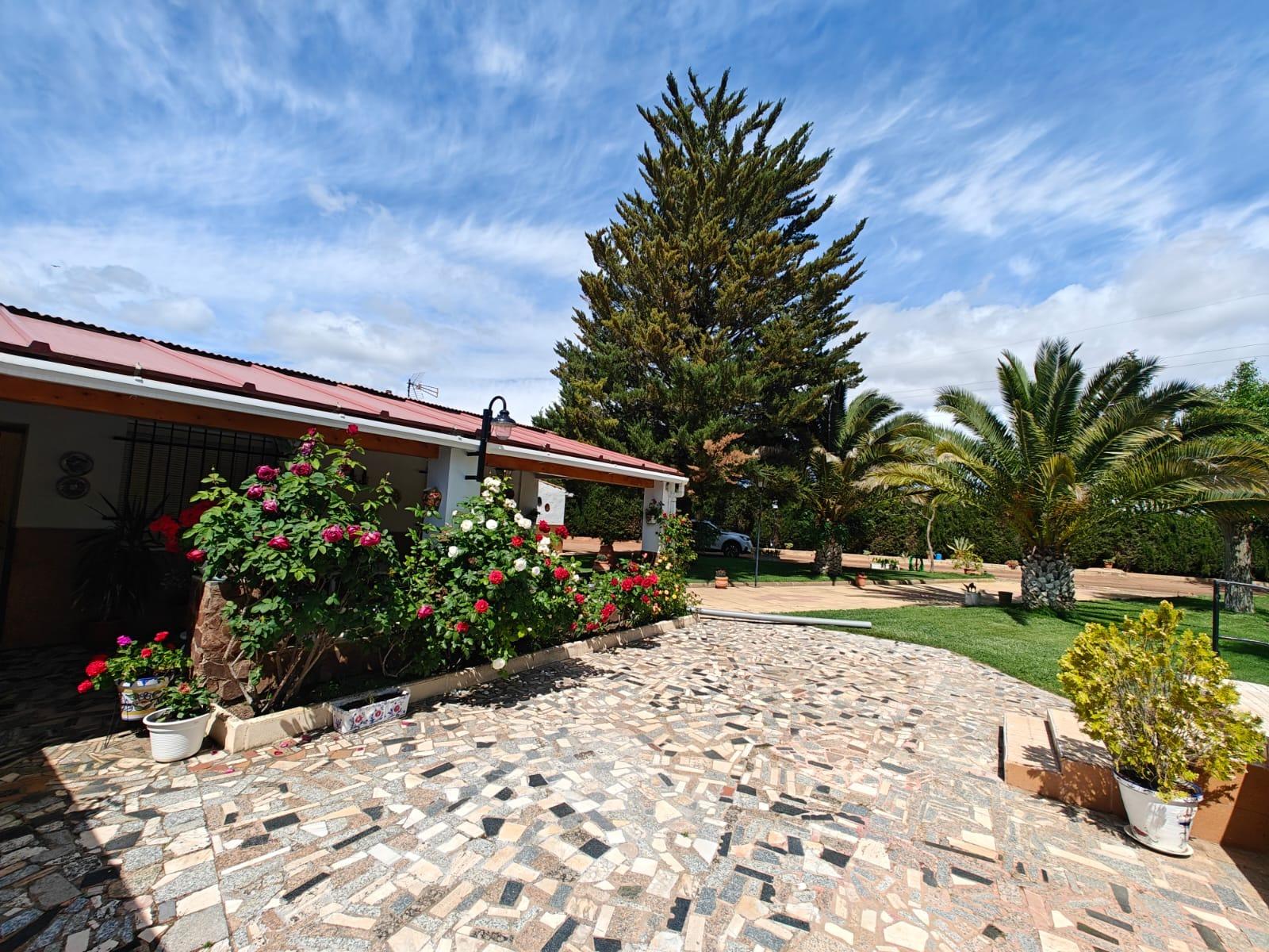 Chalet en Venta con terreno en Carretera El Villar