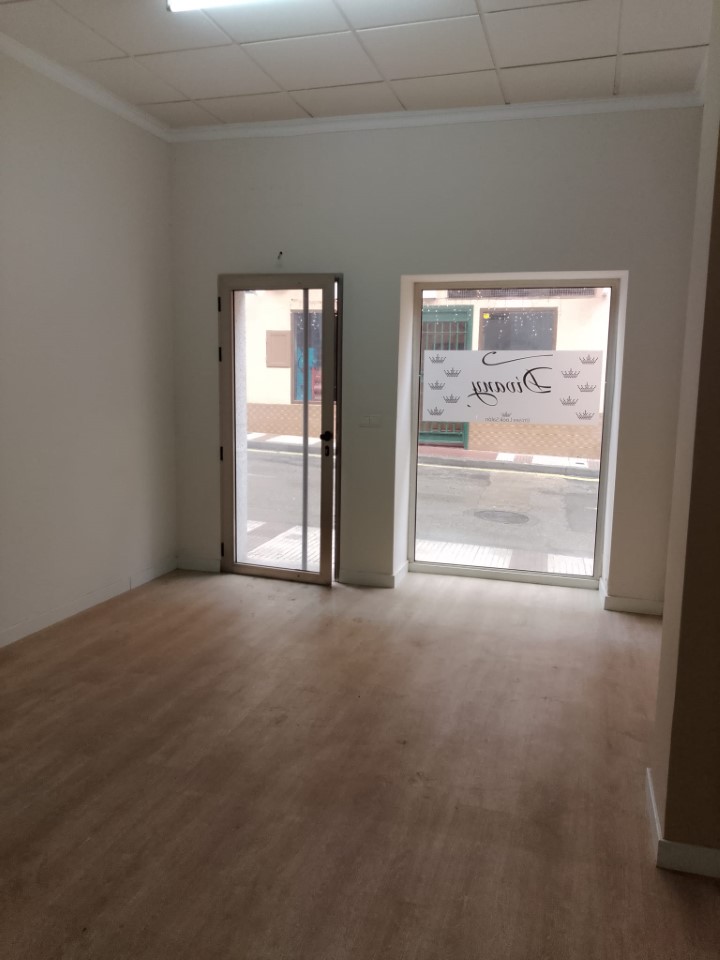 REF 26009 LOCAL COMERCIAL AL LADO DE CALLE PUERTO