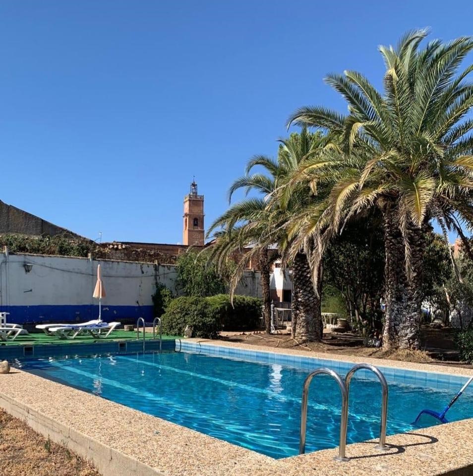 MAGNÍFICA CASA EN CENTRO PUEBLO CON PISCINA