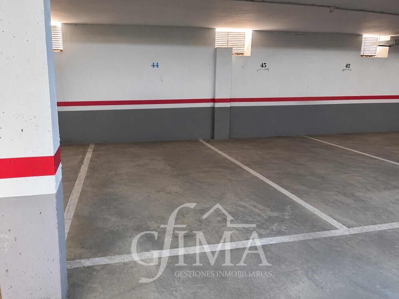 Amplia plaza de garaje en venta con fácil acceso – Zona calle Socuéllamos