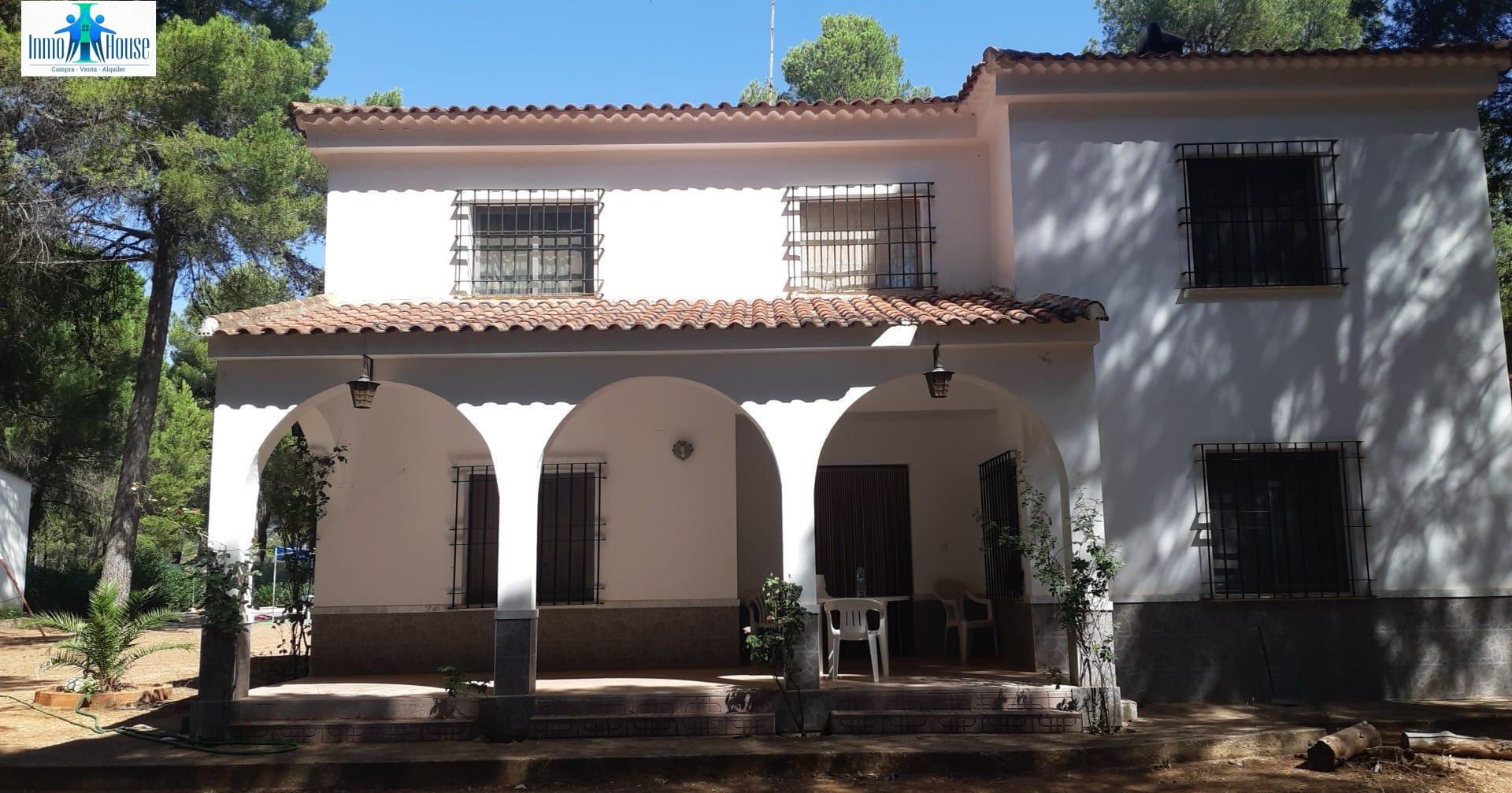 INMOHOUSE vende casa con terreno en urbaización pinares del Júcar. en Albacete
