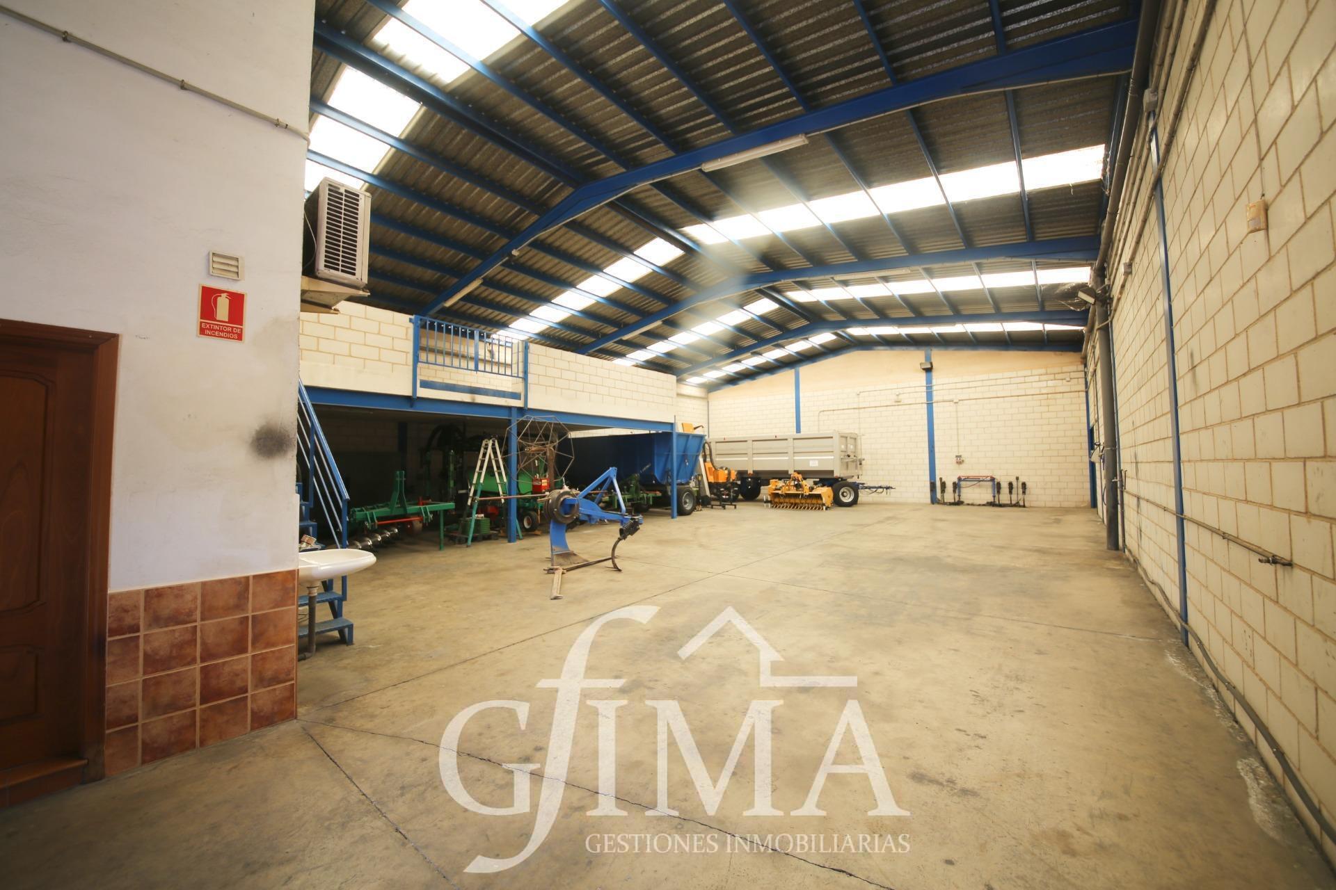 Nave en alquiler por el polígono industrial con 500 m2 de parcela
