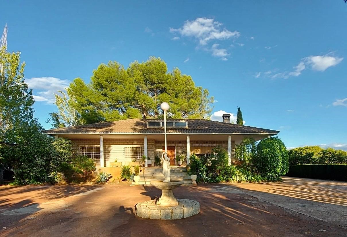 CHALET EN ARGAMASILLA DE CALATRAVA