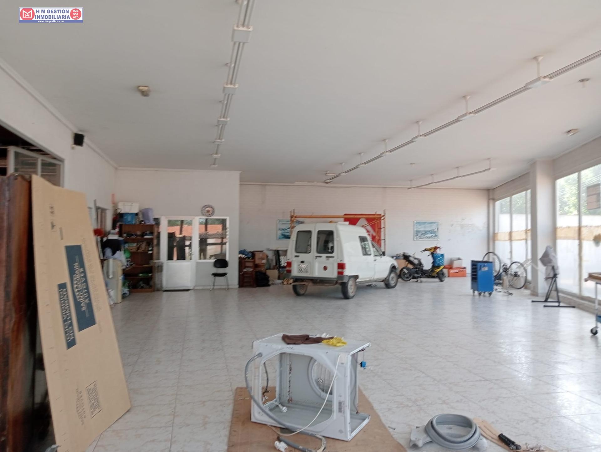 Exposicion para venta en vía principal de Villafranca de los Caballeros en Villafranca de los Caballeros