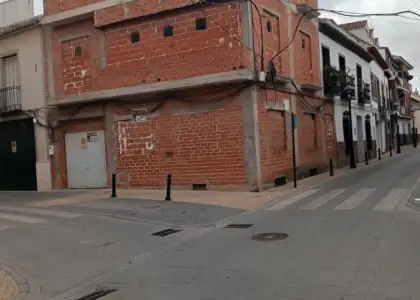 Casa en venta en Herencia, Calle Fernandez Mazarambroz, de 228 m2 con 4 dormitorios y 2 baños por 110.000 €, Ref. 00348 en Herencia