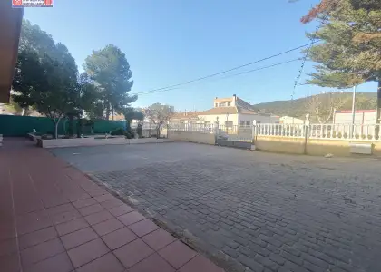 CASA RURAL, 7 DORMITORIOS DOBLES, BODEGA, CON PARCELA DE 38.000 METROS CONTIGUA a desarrollar en Puerto Lápice