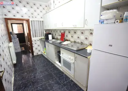 Amplia casa en planta baja con 4 dormitorios, garaje cerrado y 2 patios en Puerto Lápice