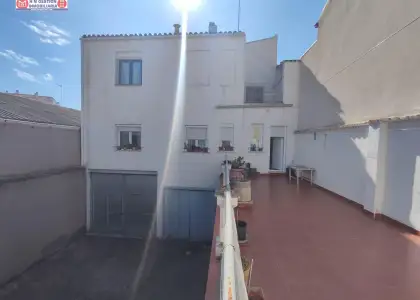 Ideal inversion!! Vivinenda de tres plantas sobre parcela de mas de 400 metros junto a mercadona en Alcázar de San Juan