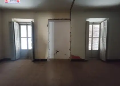 edificio de tres alturas con local comercial en calle Emilio Castelar en Alcázar de San Juan