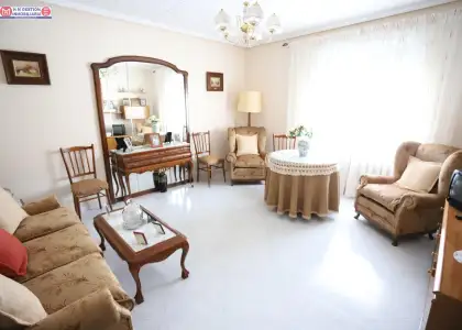 CASA PARA ENTRAR A VIVIR CON 3 DORMITORIOS, PATIO DE 90 m2 Y GARAJE AMPLIO en Herencia
