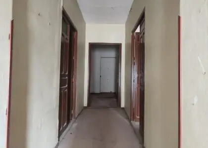edificio de tres alturas con local comercial en calle Emilio Castelar en Alcázar de San Juan