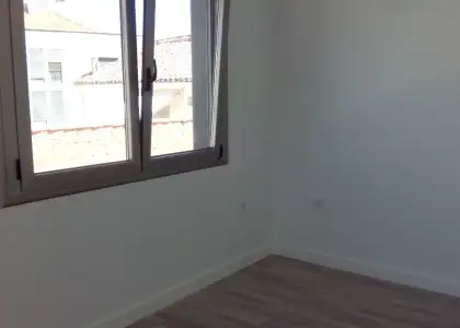 local totalmente nuevo, con mas de 140 metros, en policlínica de nueva creación, con despacho y aseo, ascensor, suelos de tarima, muy buena iluminación natural, cercano al hospital. Tambíen se pue en Alcázar de San Juan