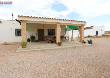 terreno de 2 hectareas con olivos y chalet Y DOS NAVES en Alcázar de San Juan