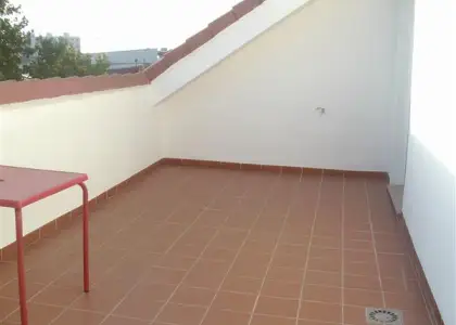 Ático de un dormitorio con amplia terraza, cocina independiente, salón y dormitorio con armario empotrado. Plaza de garaje y trastero incluidos en el precio. en Alcázar de San Juan