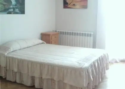 Ático de un dormitorio con amplia terraza, cocina independiente, salón y dormitorio con armario empotrado. Plaza de garaje y trastero incluidos en el precio. en Alcázar de San Juan