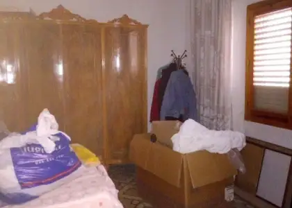 casa de pueblo con porches para vehículos y aperos en Tomelloso