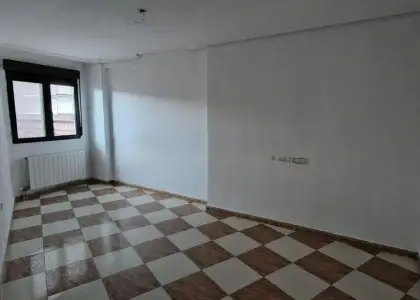 Piso en venta en Manzanares, Plaza San Antón, de 116 m2 con 4 dormitorios, 2 baños, plaza de garaje, trastero y balcón por 83.200 €, Ref. 0423 en Manzanares