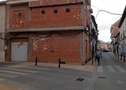 Casa en venta en Herencia, Calle Fernandez Mazarambroz, de 228 m2 con 4 dormitorios y 2 baños por 110.000 €, Ref. 00348 en Herencia