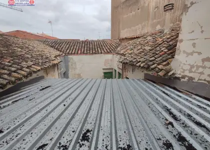 edificio de tres alturas con local comercial en calle Emilio Castelar en Alcázar de San Juan
