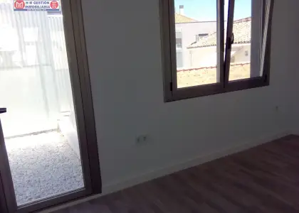 local totalmente nuevo, con mas de 140 metros, en policlínica de nueva creación, con despacho y aseo, ascensor, suelos de tarima, muy buena iluminación natural, cercano al hospital. Tambíen se pue en Alcázar de San Juan