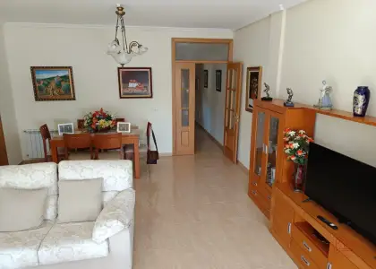 Piso en venta en Herencia, de 100 m2 con 2 dormitorios, baño y plaza de garaje por 115.000 €, Ref. 0209 en Herencia