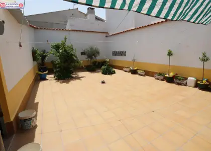 CASA PARA ENTRAR A VIVIR CON 3 DORMITORIOS, PATIO DE 90 m2 Y GARAJE AMPLIO en Herencia
