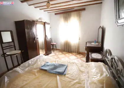 Casa totalmente amueblada en esquina sobre parcela de 122 metros en la localidad de Quero, con 145 metros construidos, dos plantas, cinco dormitorios, trastero y patio con pozo. Precio negociable en Quero