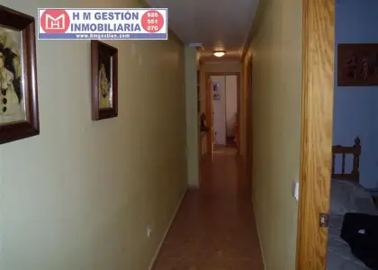 Excelente vivienda de tres dormitorios y dos baños en Torrevieja, a cien metros de la playa. El edificio es de solo diez vecinos, la vivienda se entrega amueblada y con elecrtodomésticos. Precio neg en Torrevieja