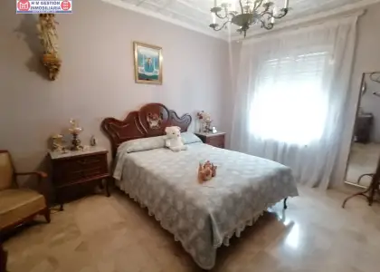Casa centrica con vivienda completa en planta alta y otra en planta baja, con garje y terraza en Herencia