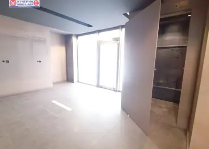 Local comercial en pleno centro de Herencia con baños adaptados,y escaparate de 6,10 metros en Herencia
