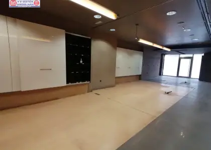 Local comercial en pleno centro de Herencia con baños adaptados,y escaparate de 6,10 metros en Herencia