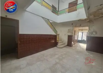 Casa en venta en Herencia, Calle Santa Lucía, de 255 m2 con 8 dormitorios, 2 baños y plaza de garaje por 97.125 €, Ref. 0421 en Herencia