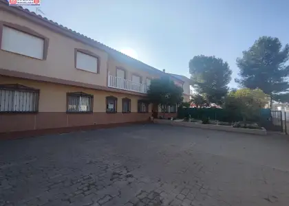 CASA RURAL, 7 DORMITORIOS DOBLES, BODEGA, CON PARCELA DE 38.000 METROS CONTIGUA a desarrollar en Puerto Lápice