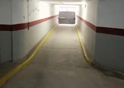 Garage cerrado cercano al centro con puerta automatica en Alcázar de San Juan