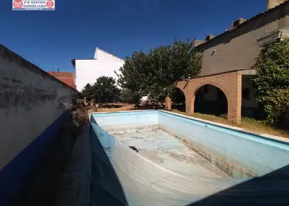 SE VENDE SOLAR DE 705 m2 EN ESQUINA CON 60 M2 DE FACHADA. en Herencia