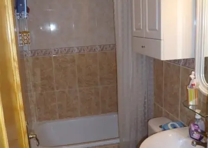 Excelente vivienda de tres dormitorios y dos baños en Torrevieja, a cien metros de la playa. El edificio es de solo diez vecinos, la vivienda se entrega amueblada y con elecrtodomésticos. Precio neg en Torrevieja