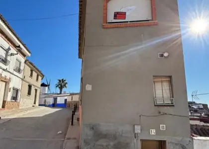 Casa en venta en Campo De Criptana, de 70 m2 con 4 dormitorios y 3 baños por 52.000 €, Ref. 0293 en Campo de Criptana