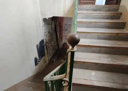 edificio de tres alturas con local comercial en calle Emilio Castelar en Alcázar de San Juan