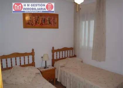 Excelente vivienda de tres dormitorios y dos baños en Torrevieja, a cien metros de la playa. El edificio es de solo diez vecinos, la vivienda se entrega amueblada y con elecrtodomésticos. Precio neg en Torrevieja