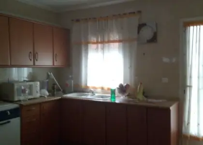 casa de pueblo con porches para vehículos y aperos en Tomelloso