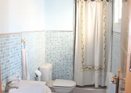 Exclusiva vivienda totalmente exterior, con cocina amueblada, patio interior, aire acondicionado, calefacción de aire acondicionado, descalcificador, Plaza de Garaje y Trastero. en Herencia