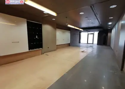 Local comercial en pleno centro de Herencia con baños adaptados,y escaparate de 6,10 metros en Herencia