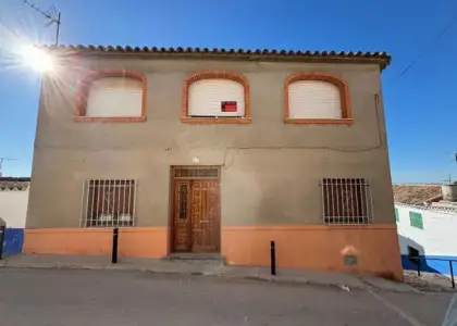 Casa en venta en Campo De Criptana, de 70 m2 con 4 dormitorios y 3 baños por 52.000 €, Ref. 0293 en Campo de Criptana