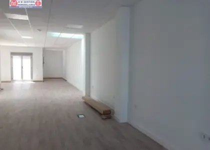 local totalmente nuevo, con mas de 140 metros, en policlínica de nueva creación, con despacho y aseo, ascensor, suelos de tarima, muy buena iluminación natural, cercano al hospital. Tambíen se pue en Alcázar de San Juan
