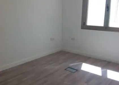 local totalmente nuevo, con mas de 140 metros, en policlínica de nueva creación, con despacho y aseo, ascensor, suelos de tarima, muy buena iluminación natural, cercano al hospital. Tambíen se pue en Alcázar de San Juan