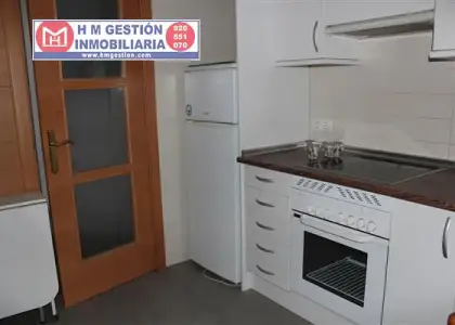 Exclusiva vivienda totalmente exterior, con cocina amueblada, patio interior, aire acondicionado, calefacción de aire acondicionado, descalcificador, Plaza de Garaje y Trastero. en Herencia