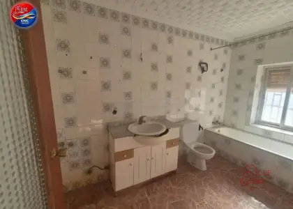 Casa en venta en Herencia, Calle Santa Lucía, de 255 m2 con 8 dormitorios, 2 baños y plaza de garaje por 97.125 €, Ref. 0421 en Herencia