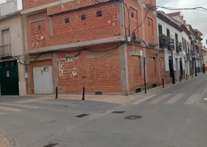 Casa en venta en Herencia, Calle Fernandez Mazarambroz, de 228 m2 con 4 dormitorios y 2 baños por 110.000 €, Ref. 00348 en Herencia