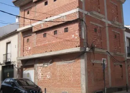 Casa en venta en Herencia, Calle Fernandez Mazarambroz, de 228 m2 con 4 dormitorios y 2 baños por 110.000 €, Ref. 00348 en Herencia