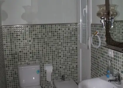 Exclusiva vivienda totalmente exterior, con cocina amueblada, patio interior, aire acondicionado, calefacción de aire acondicionado, descalcificador, Plaza de Garaje y Trastero. en Herencia
